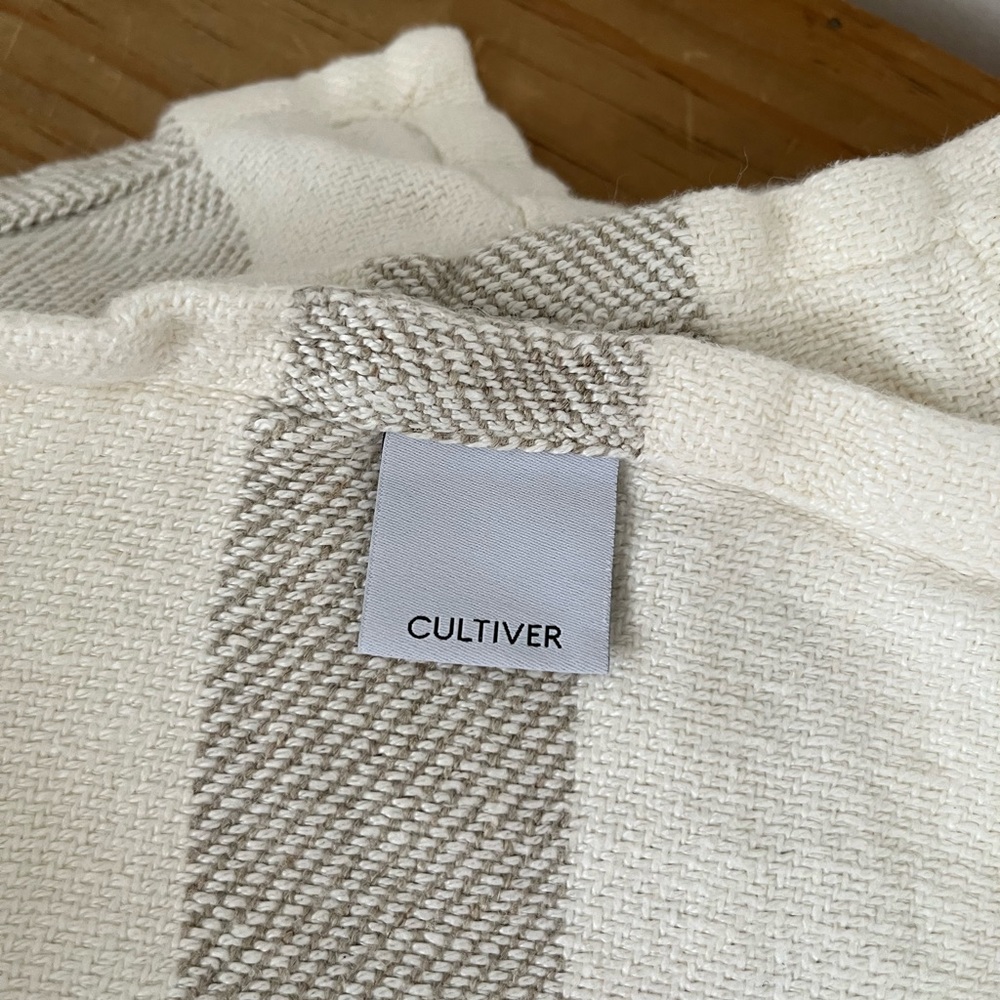 Cultiver Luna Stripe Throw - Picture 5 of 7